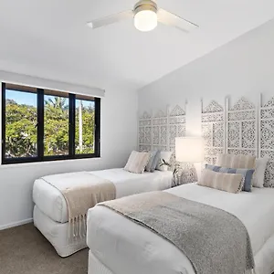  Holiday home Riverfront Splendour, Ideal For Families